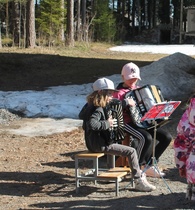 Pikkupelimannit viihdyttivät soitollaan juhlaväkeä :)