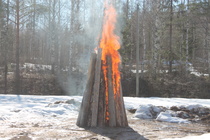 Pääsiäisvalkeiden kohokohta oli, kun kokko roihusi iloisesti.