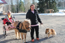 Kyläyhdistyksen pj Seija Ikonen kärryissä ja Harrastajateatterin pj Niina Väisänen. 