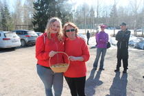 Vasemmalla tapahtuman virallinen kuvaaja Noora Virtanen ja Leena Hämäläinen.